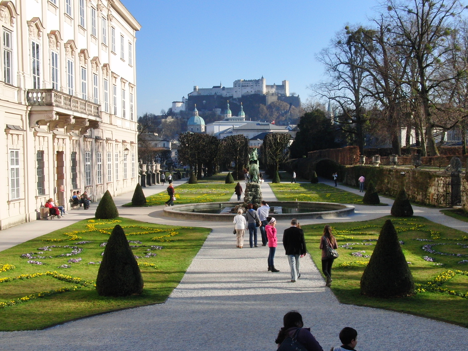 Blick auf die Burg von Salzburg vom Schlossgarten Mirabell aus