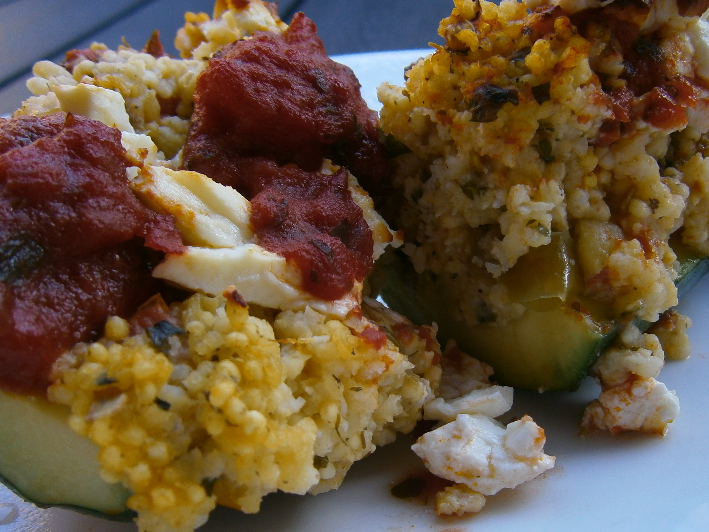gefüllte Zucchini vegetarisch mit Hirse › Trampelpfade.com