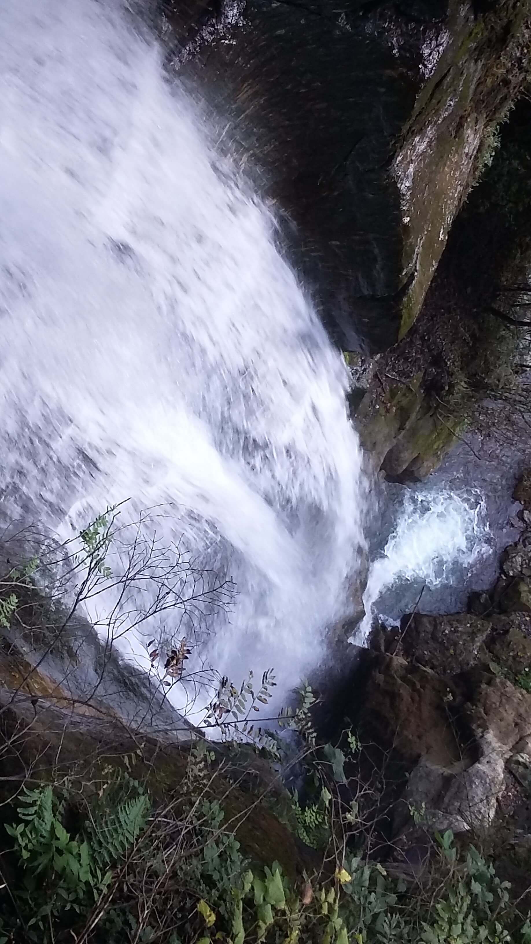 gainfeldwasserfall-sicht-von-oben-auf-dem-wasserfall